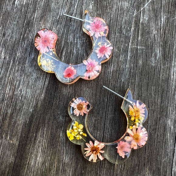 Scalloped Edge Hoop Real Pressed Flower Resin Earrings Pink Yellow - Picture 4 of 9